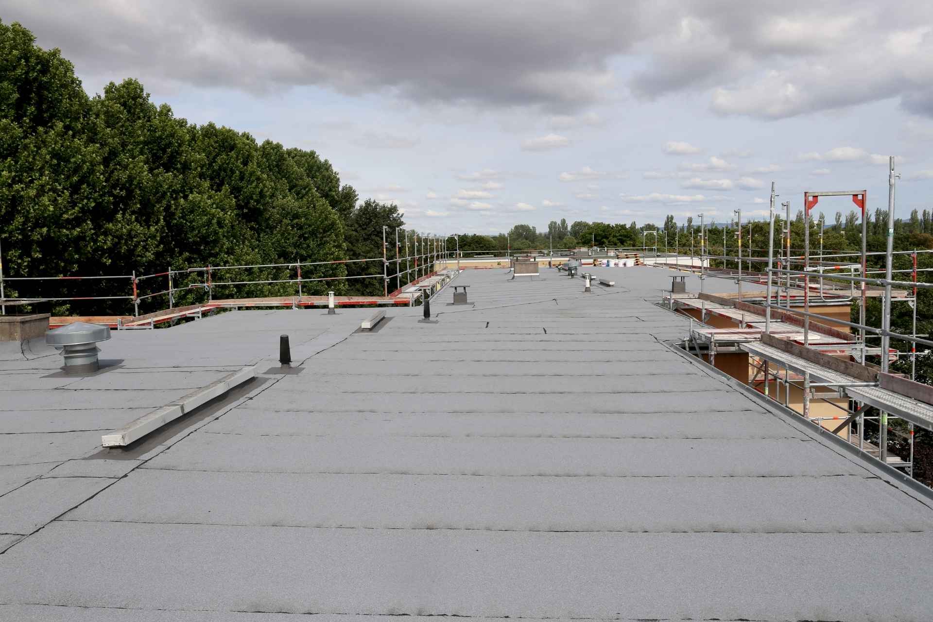 Why Flat Roofs Are Ideal for Modern Homes and Commercial Buildings