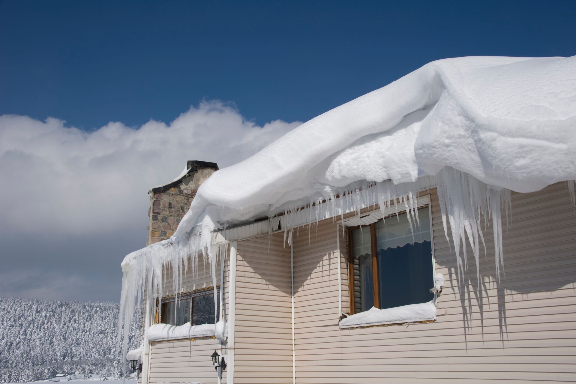 Ice Dams 101: What Causes Them and How to Prevent Roof Damage - Golden Horseshoe Construction